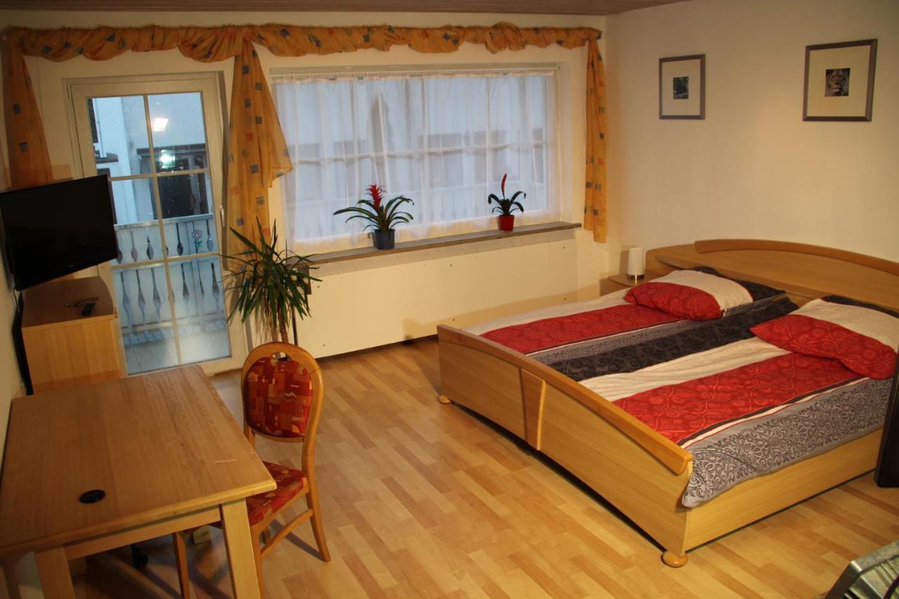 Ferienwohnung Mit 4 Schlafzimmer Fuer 2 Bis 9 Gaeste----Apartment With 4 Bedrooms For 2 To 9 Guests Nürnberg Exterior foto